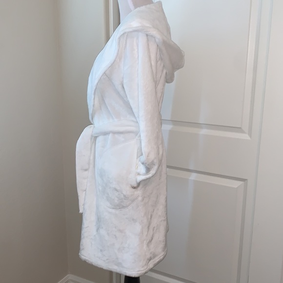 UGG BRAND NEW SIZE MEDIUM MIRANDA GORGEOUS WHITE HOODED FLEECE ROBE - Picture 4 of 13